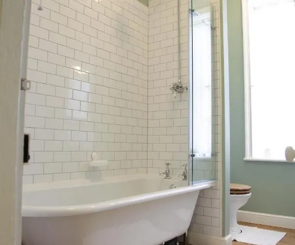 Thistlebank Townhouse 휫비